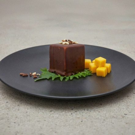 Schokoladen Würfel mit Mango Mousse im Kern